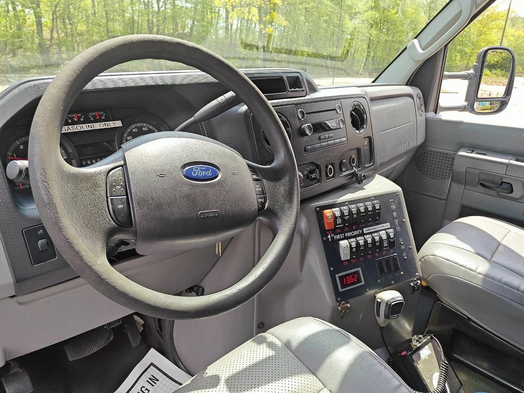 Used 2012 Ford E-450 and Econoline 450 Super Duty w/ Ambulance Prep Pkg RWD image 26