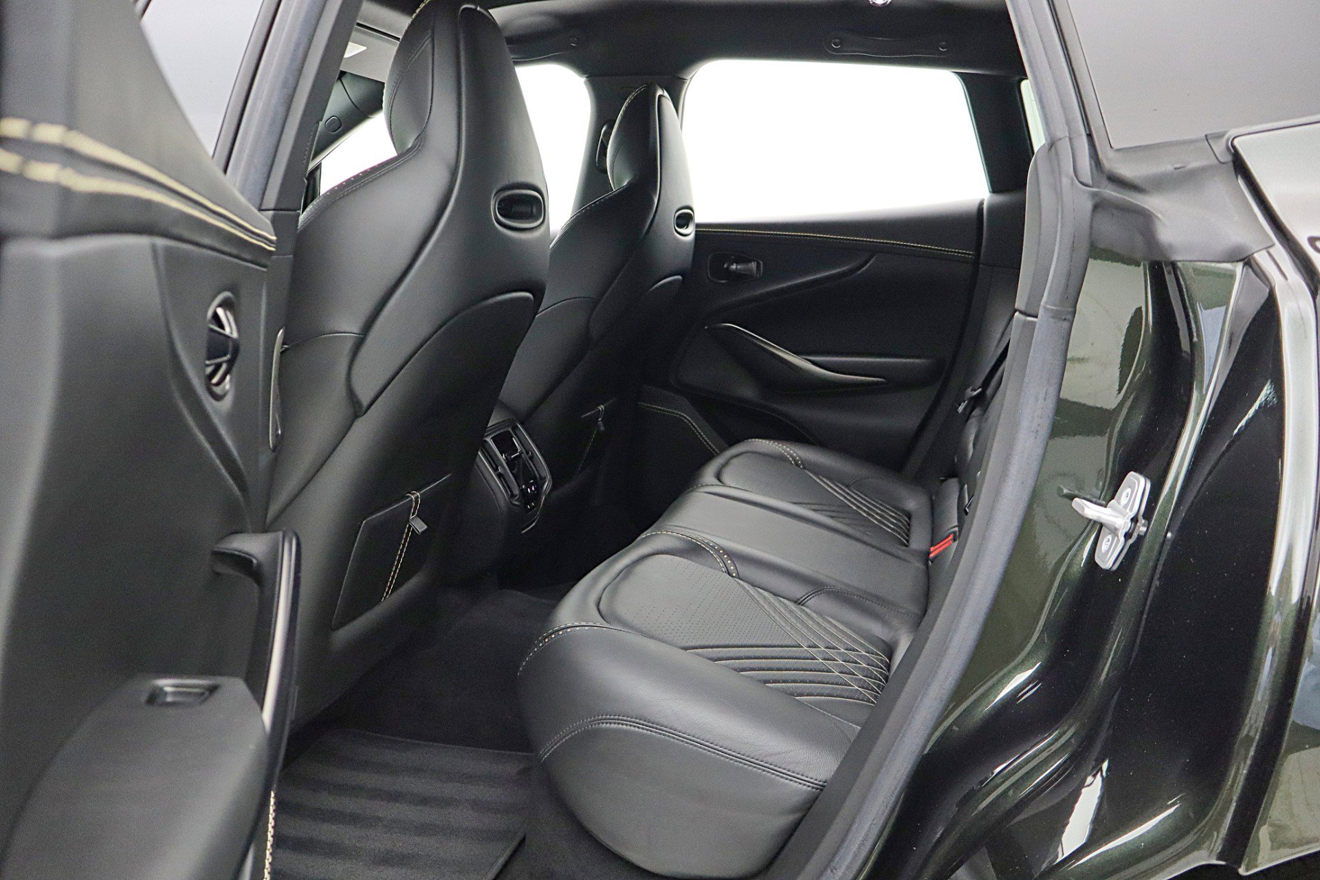 Used 2021 Aston Martin DBX AWD/4WD image 44