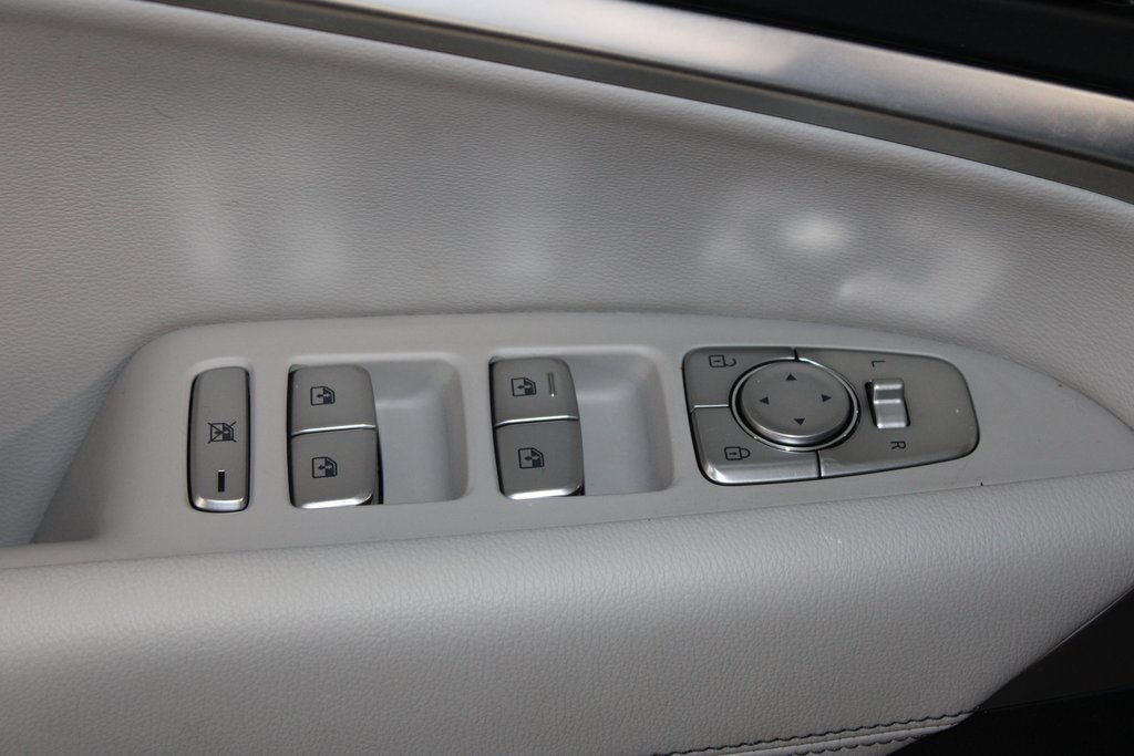 Used 2023 Genesis G70 2.0T image 9