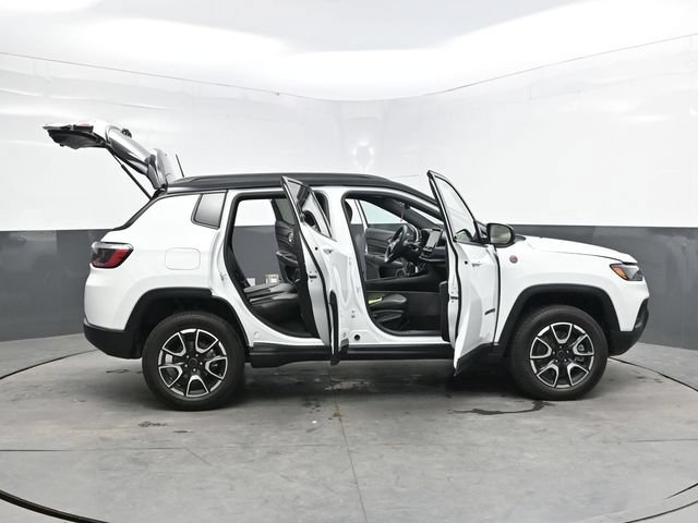 Used 2025 Jeep Compass Trailhawk AWD/4WD image 48
