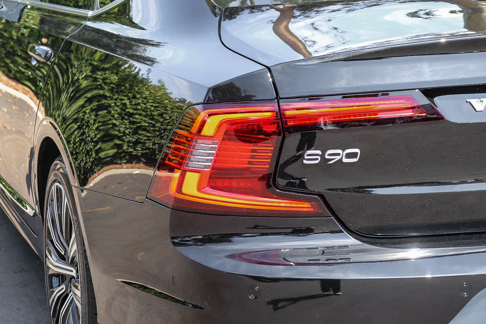 Used 2023 Volvo S90 B6 Plus AWD/4WD image 9