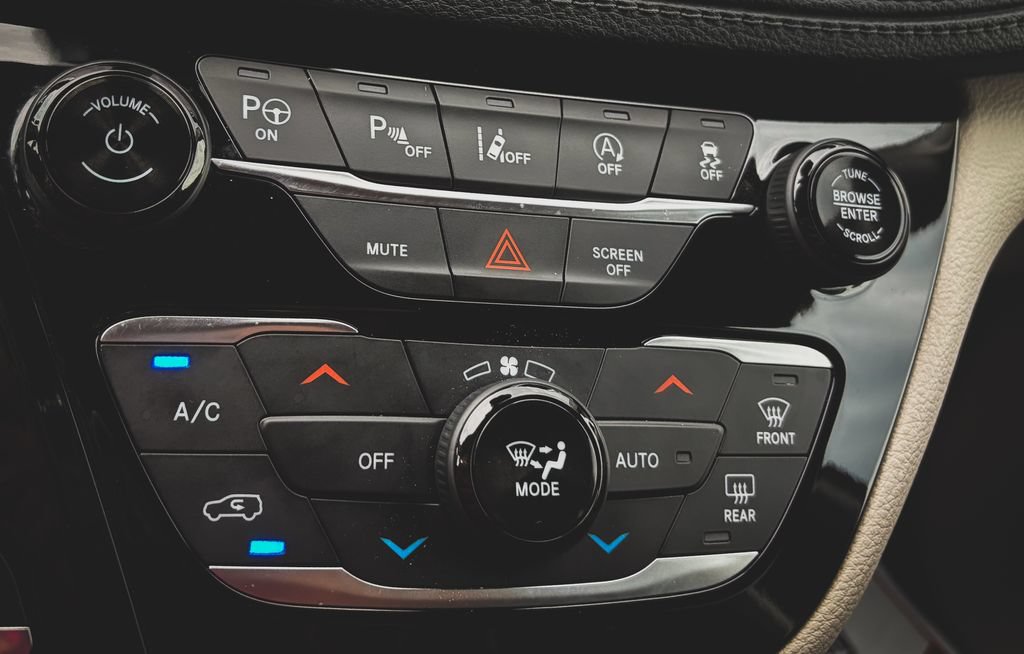 Used 2019 Chrysler Pacifica Limited w/ Advanced Safetytec Group FWD image 12