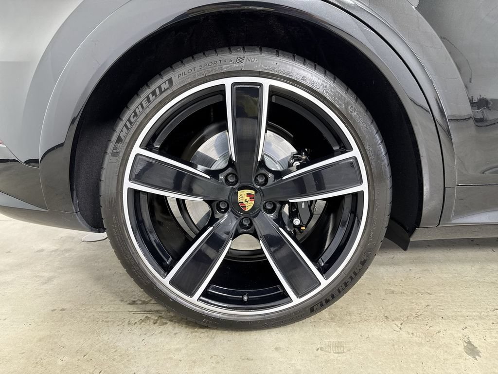 Certified 2023 Porsche Cayenne Turbo AWD/4WD image 16