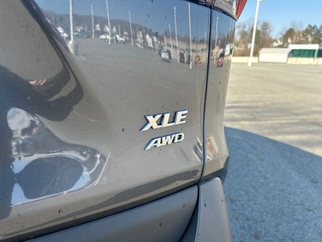 Used 2021 Toyota RAV4 XLE w/ Convenience Package image 28