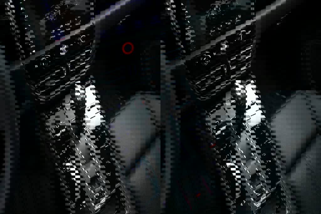 Certified 2025 Porsche Macan image 15