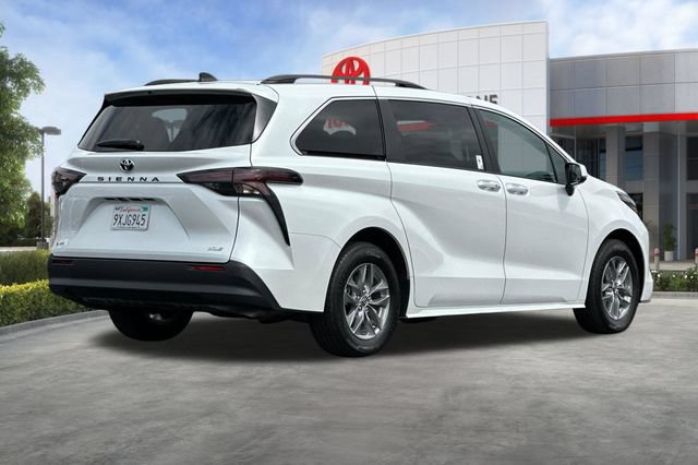 Certified 2026 Toyota Sienna XLE FWD image 5