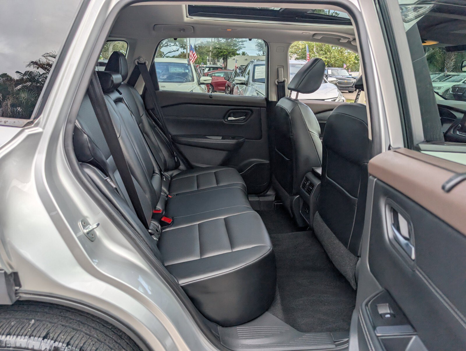 Used 2022 Nissan Rogue SV w/ SV Premium Package image 13