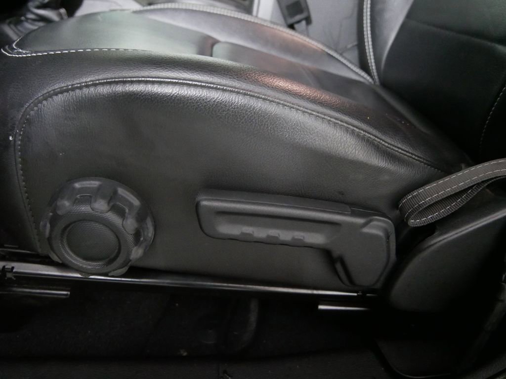 Used 2023 Jeep Wrangler Unlimited Sahara w/ Cold Weather Group AWD/4WD image 19