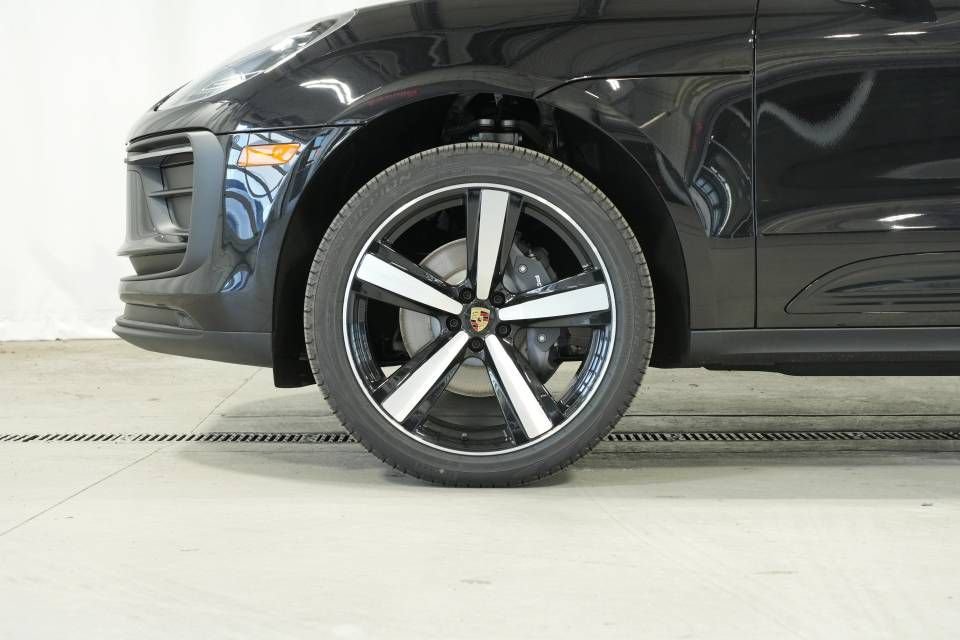 Certified 2026 Porsche Macan AWD/4WD image 42