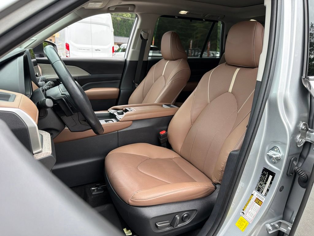 Used 2024 Toyota Grand Highlander AWD image 19