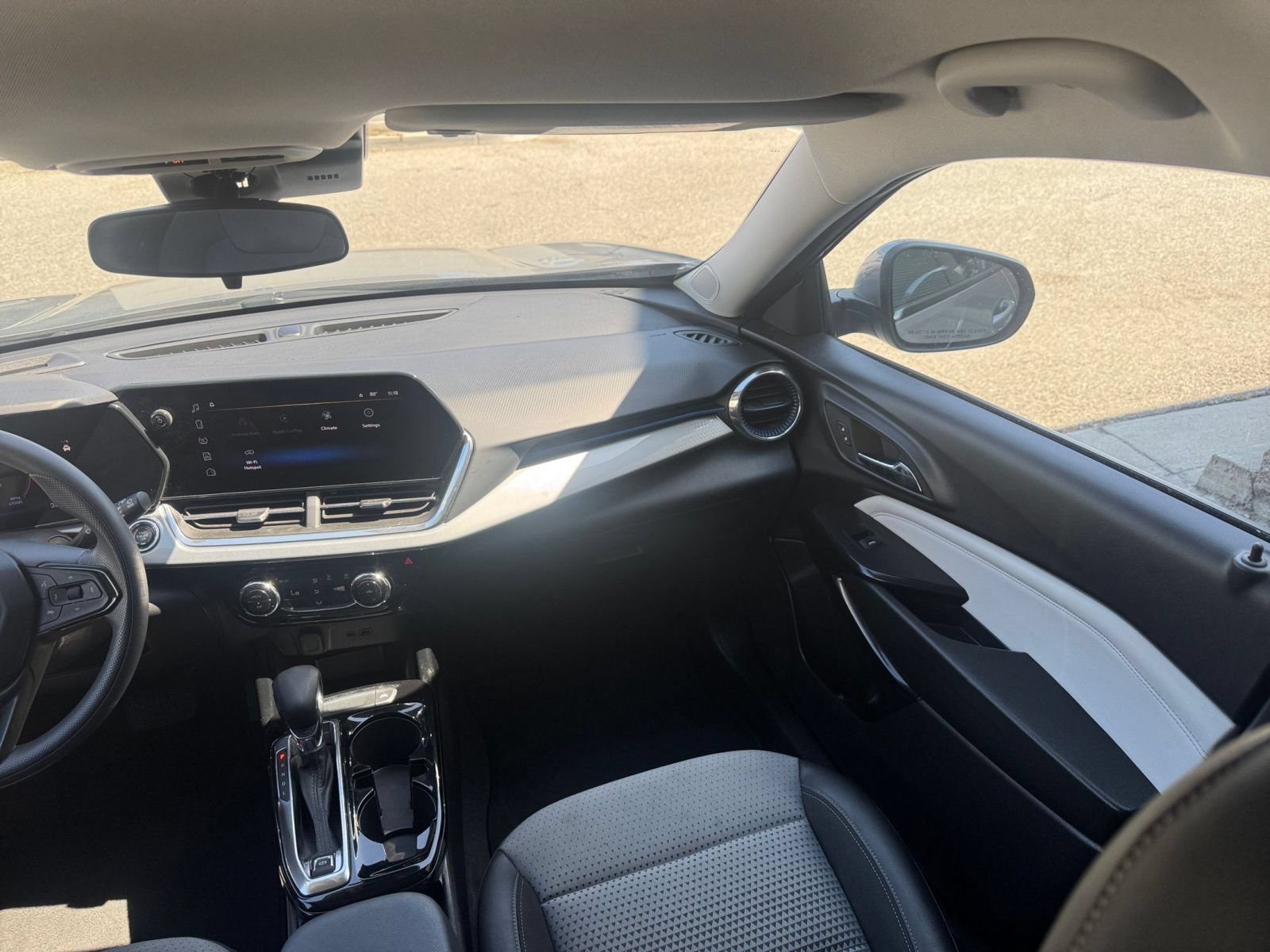 Used 2025 Chevrolet Trax LT FWD image 34