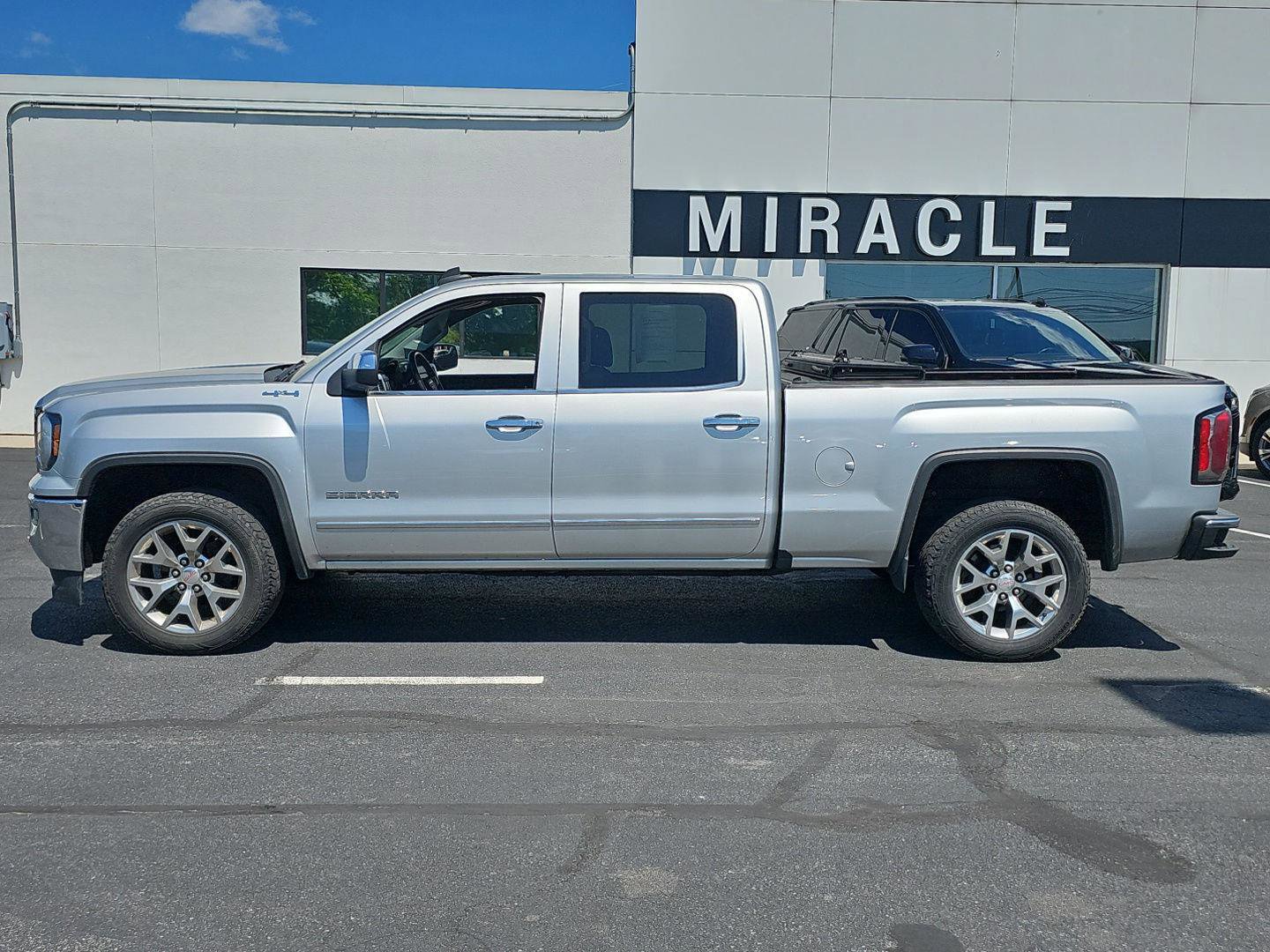 Used 2018 GMC Sierra 1500 SLT w/ SLT Premium Package AWD/4WD image 3