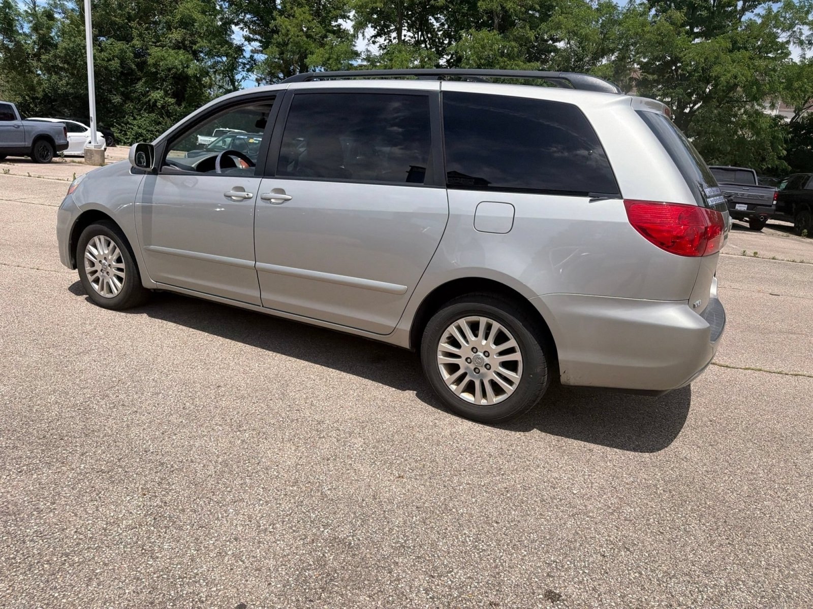 Used 2010 Toyota Sienna XLE FWD image 18