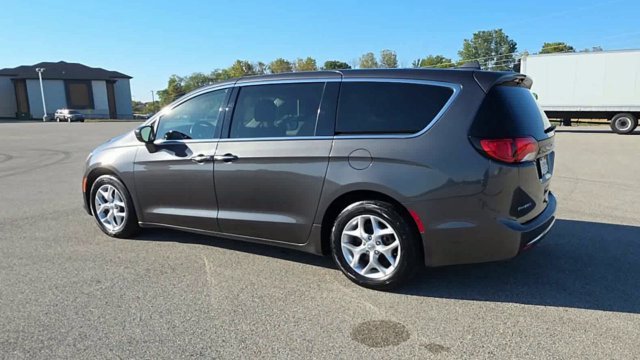 Used 2018 Chrysler Pacifica Touring Plus w/ Tire & Wheel Group FWD image 5
