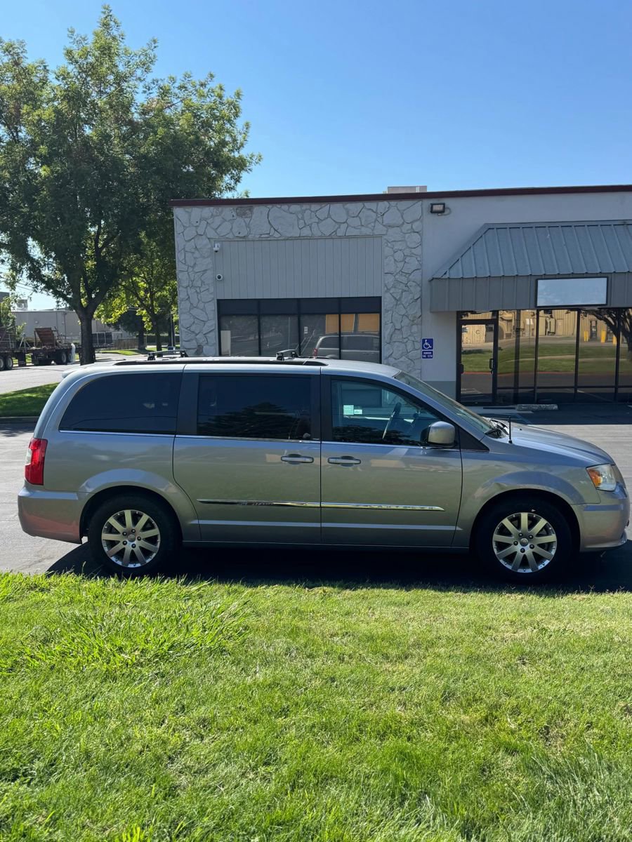 Used 2013 Chrysler Town & Country Touring image 4