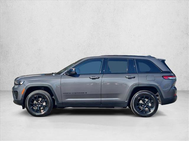 Used 2024 Jeep Grand Cherokee Altitude AWD/4WD image 5