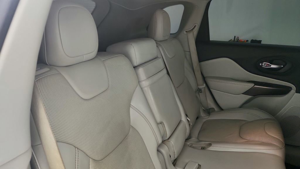 Used 2019 Jeep Cherokee Limited w/ Luxury Group FWD image 26