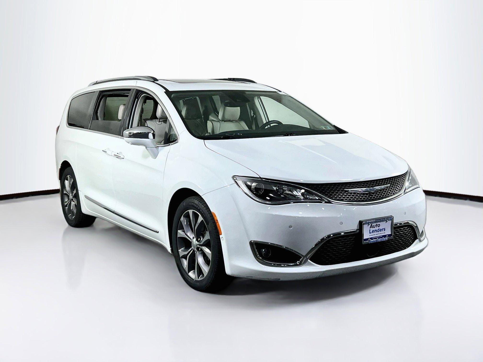 Used 2017 Chrysler Pacifica Limited w/ UConnect Theater Package FWD image 3