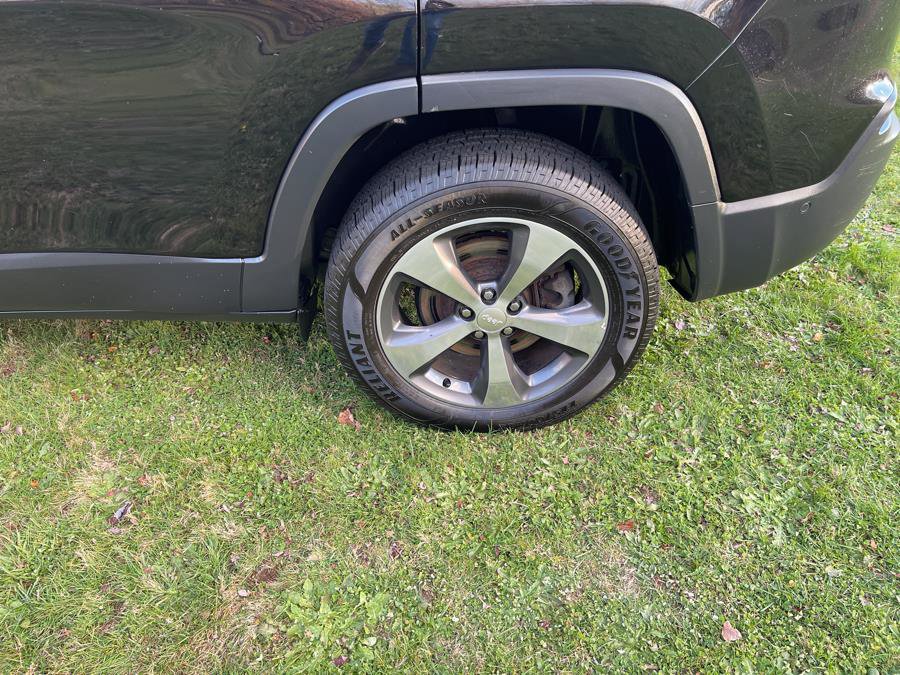 Used 2019 Jeep Cherokee Limited w/ Luxury Group image 38