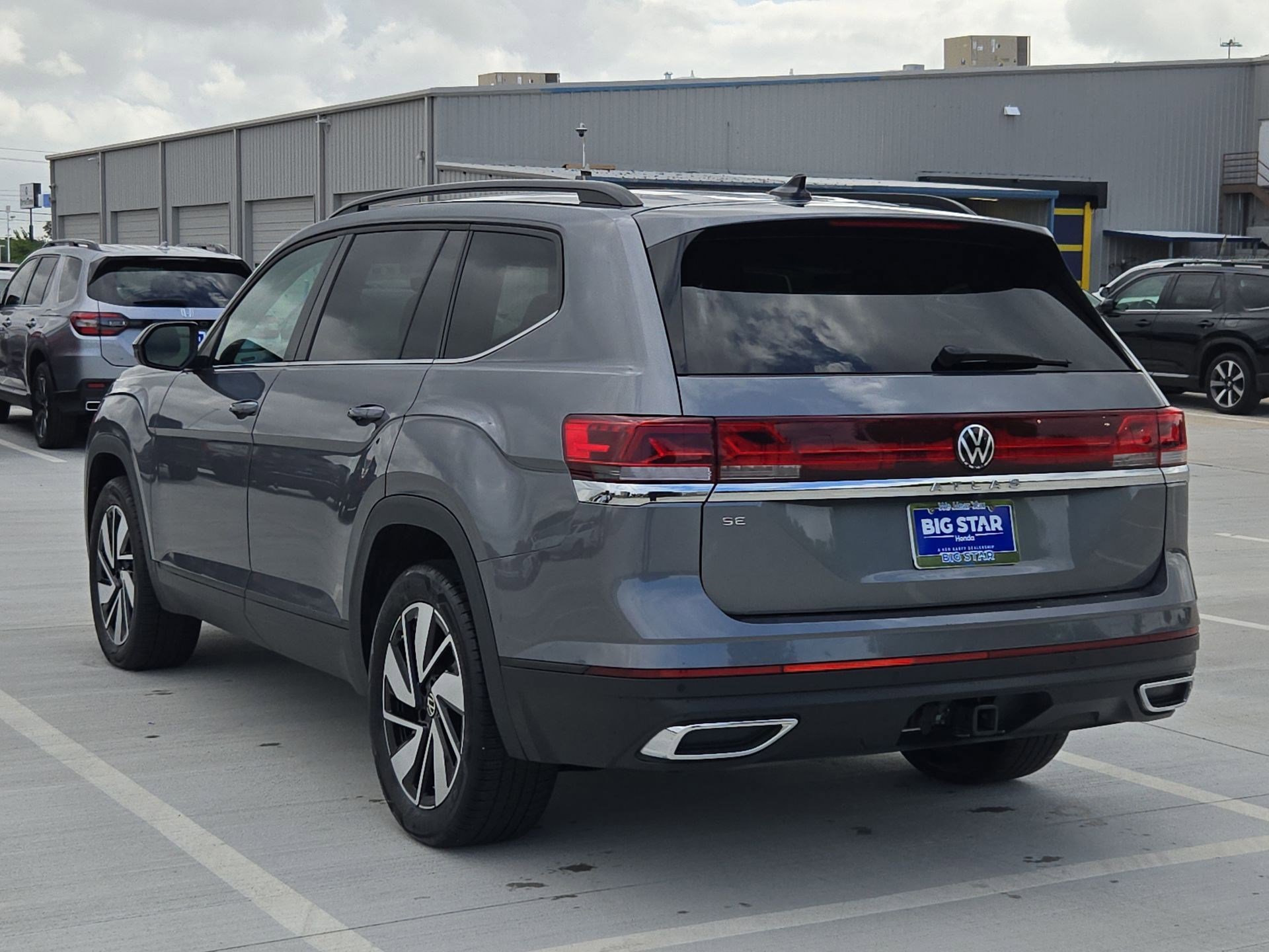 Used 2025 Volkswagen Atlas SE FWD image 6