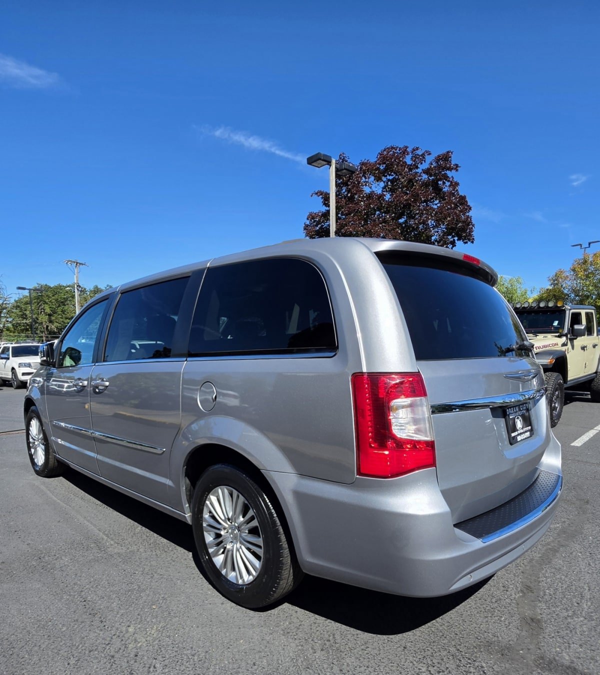 Used 2015 Chrysler Town & Country Touring-L FWD image 6