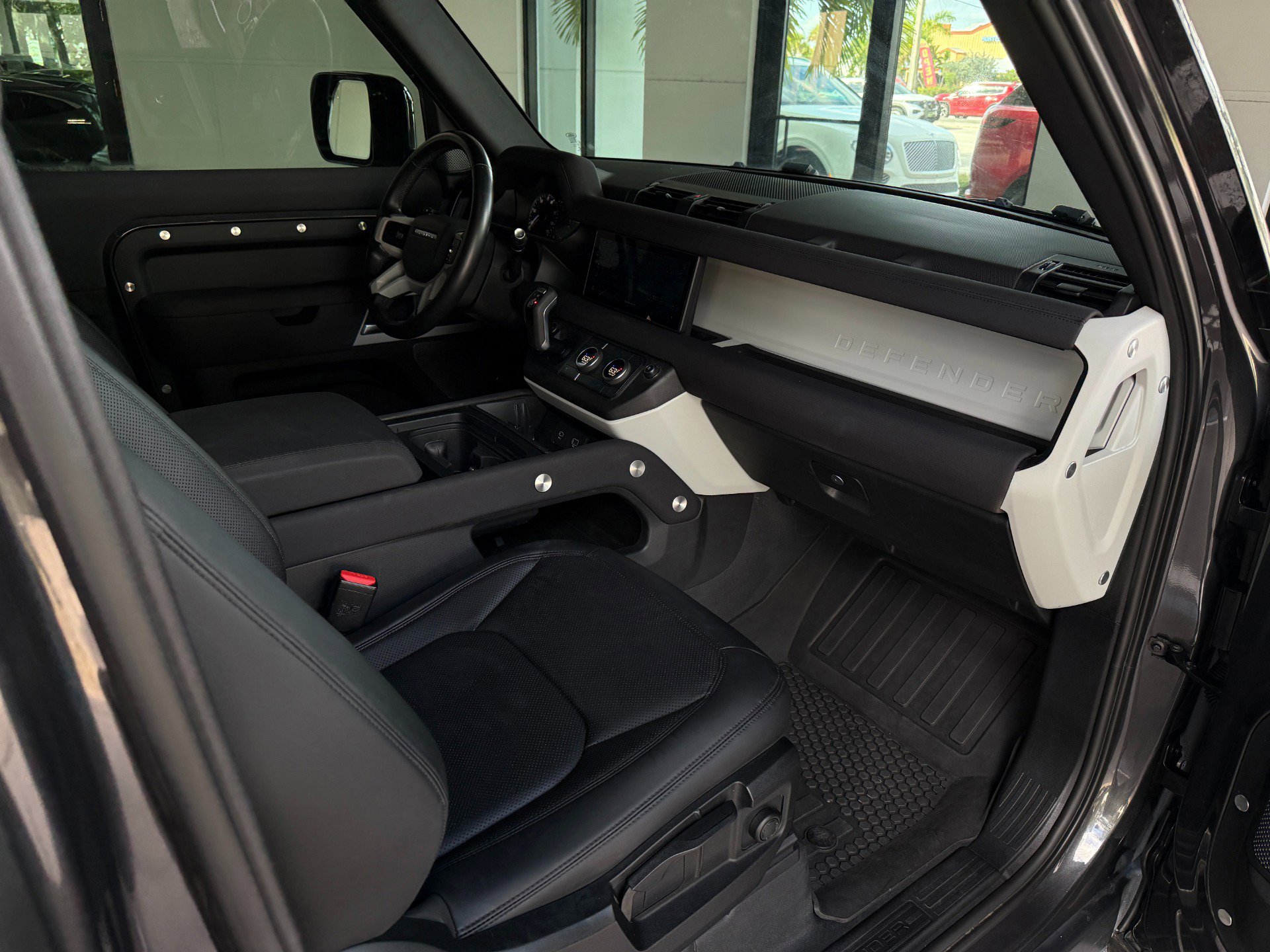 Used 2023 Land Rover Defender 90 S image 24