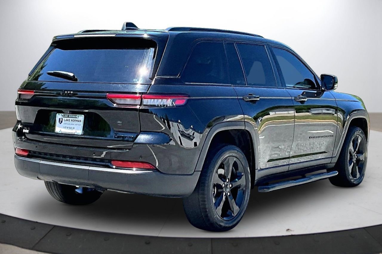Used 2023 Jeep Grand Cherokee Limited w/ Black Appearance Package AWD/4WD image 9