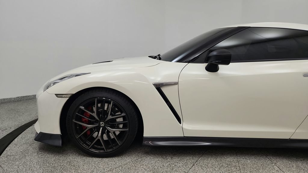 Used 2019 Nissan GT-R AWD/4WD image 12