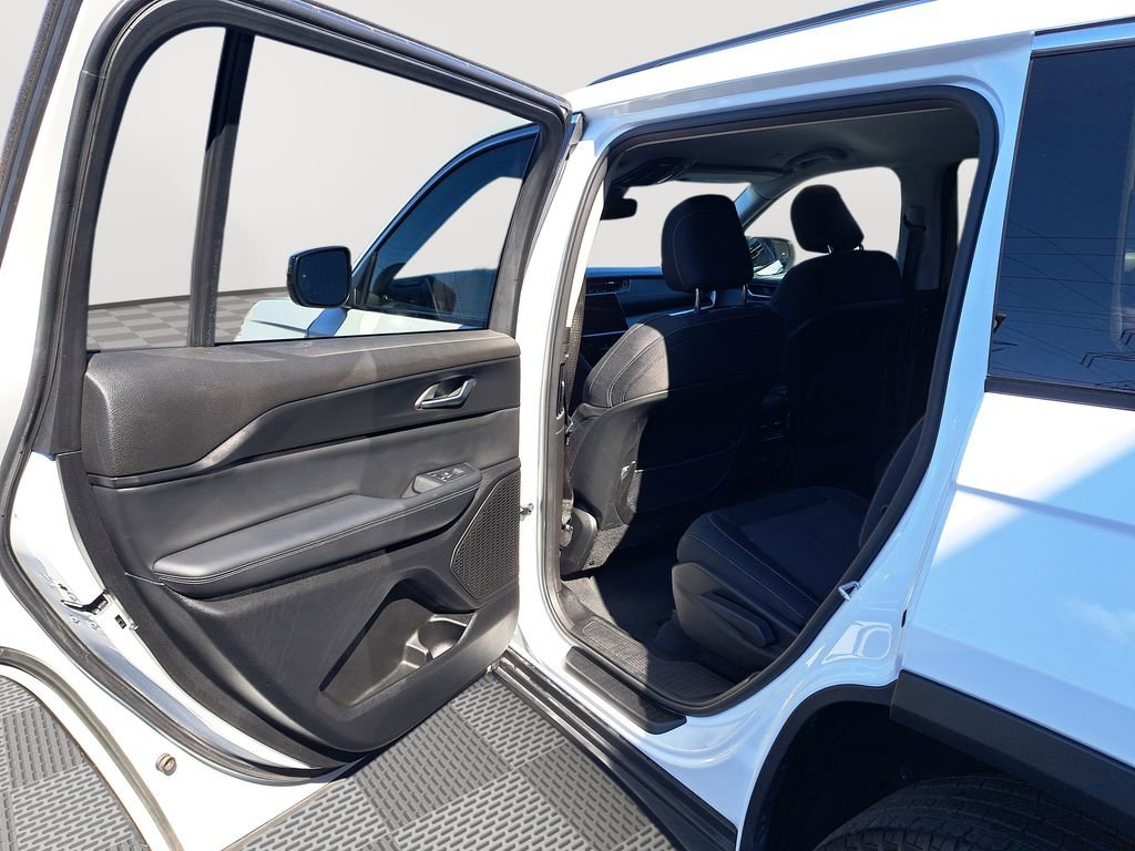 Used 2023 Jeep Grand Cherokee L Laredo image 13