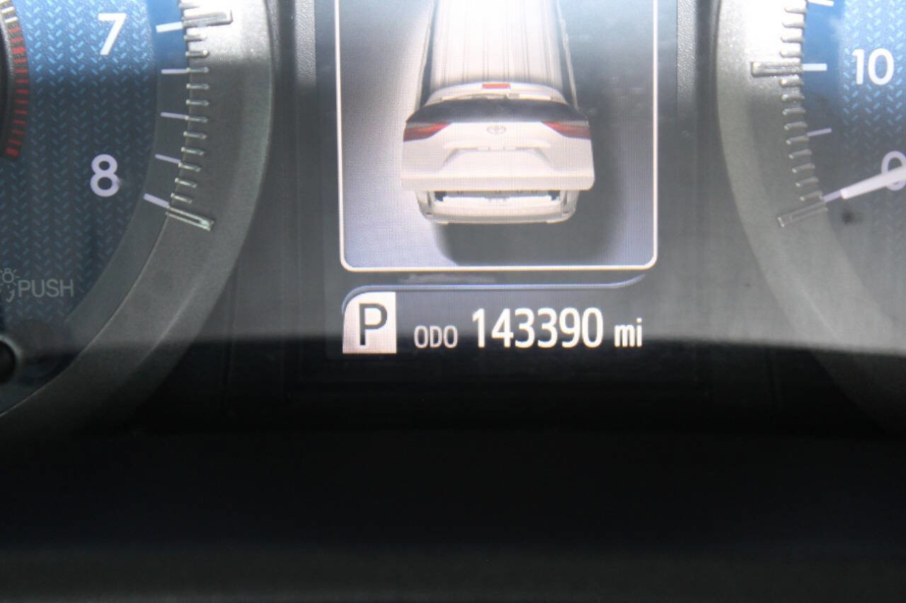 Used 2018 Toyota Sienna L image 24