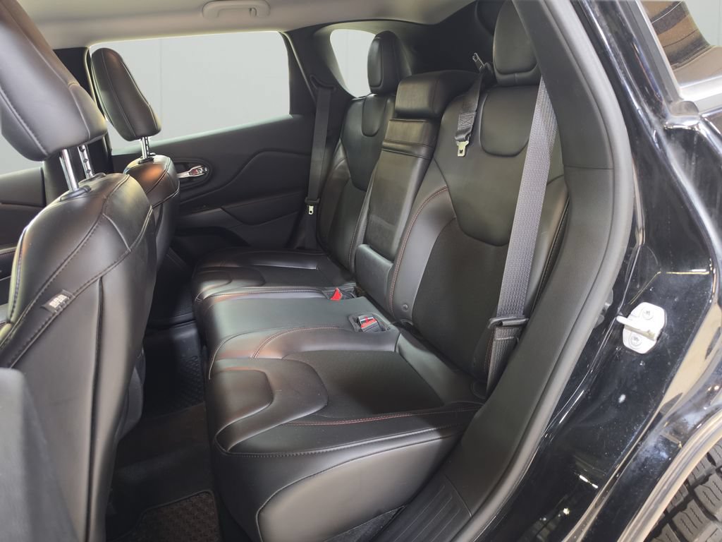 Used 2019 Jeep Cherokee Trailhawk AWD/4WD image 15