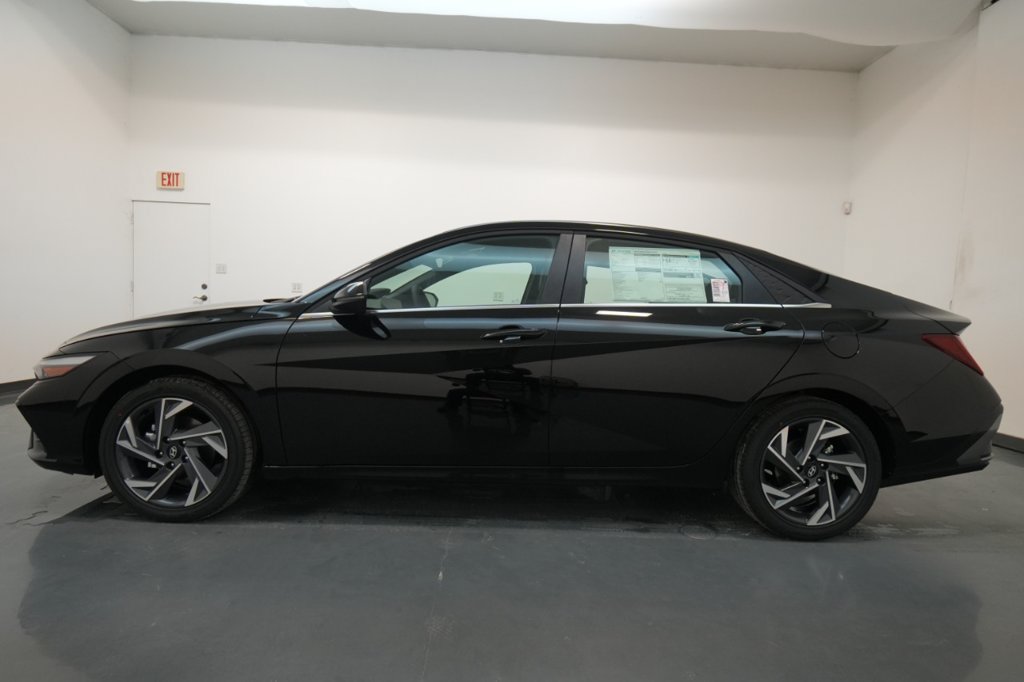 Certified 2025 Hyundai Elantra Limited FWD image 16