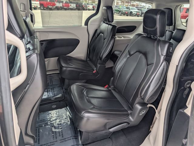 Used 2024 Chrysler Pacifica Touring-L image 18