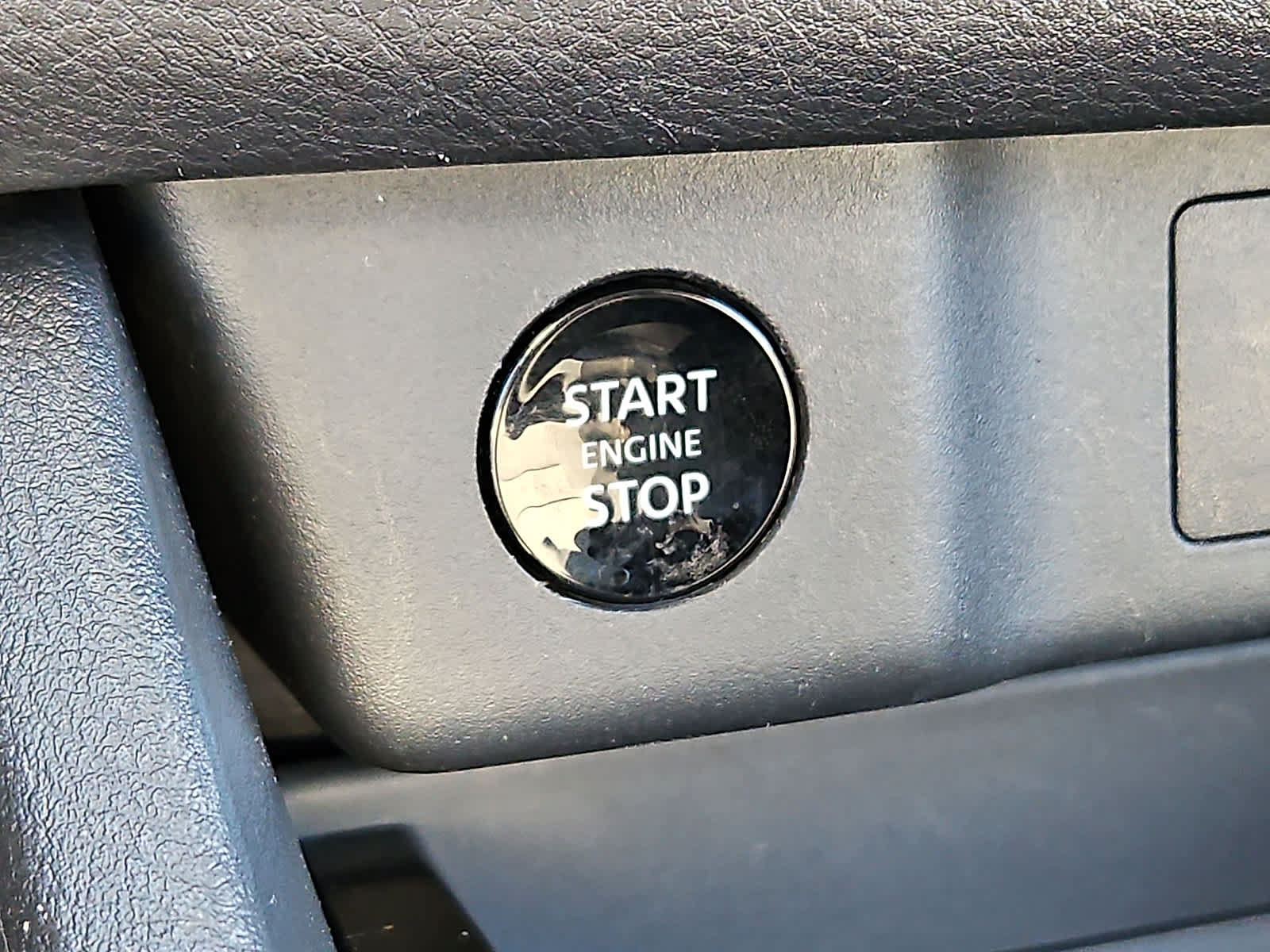 Used 2025 Nissan Rogue SV AWD/4WD image 22