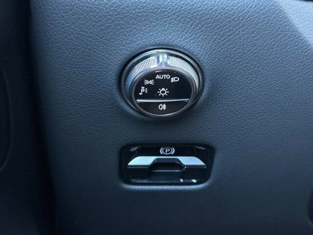 Certified 2025 Mercedes-Benz GLC 300 4MATIC image 33