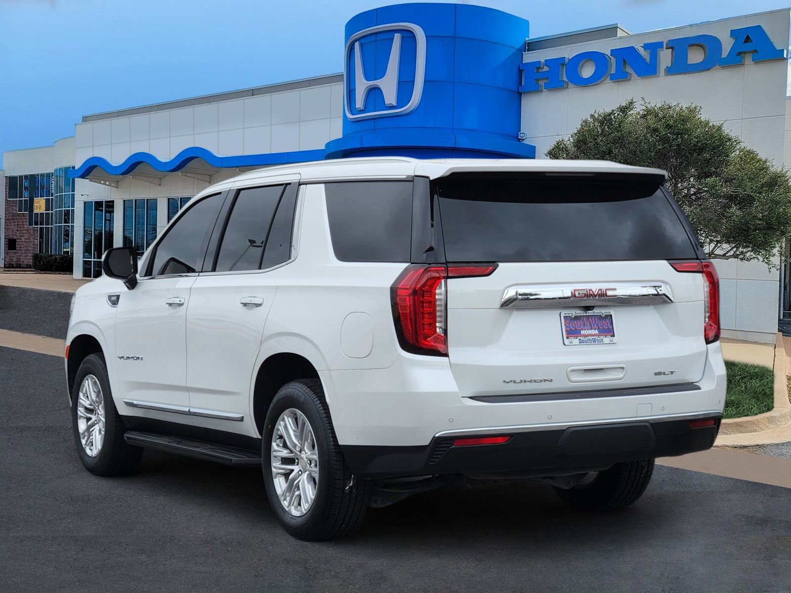 Used 2024 GMC Yukon SLT AWD/4WD image 4