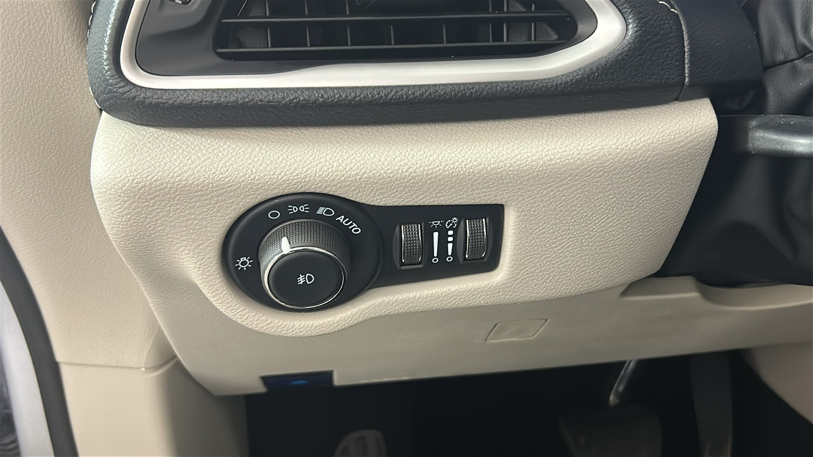 Used 2024 Chrysler Pacifica Touring-L AWD/4WD image 23