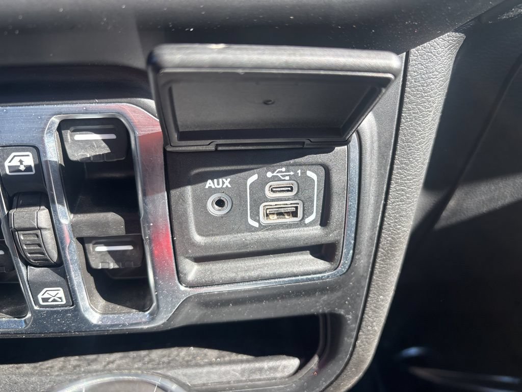 Used 2022 Jeep Wrangler Unlimited Sahara w/ LED Lighting Group AWD/4WD image 29