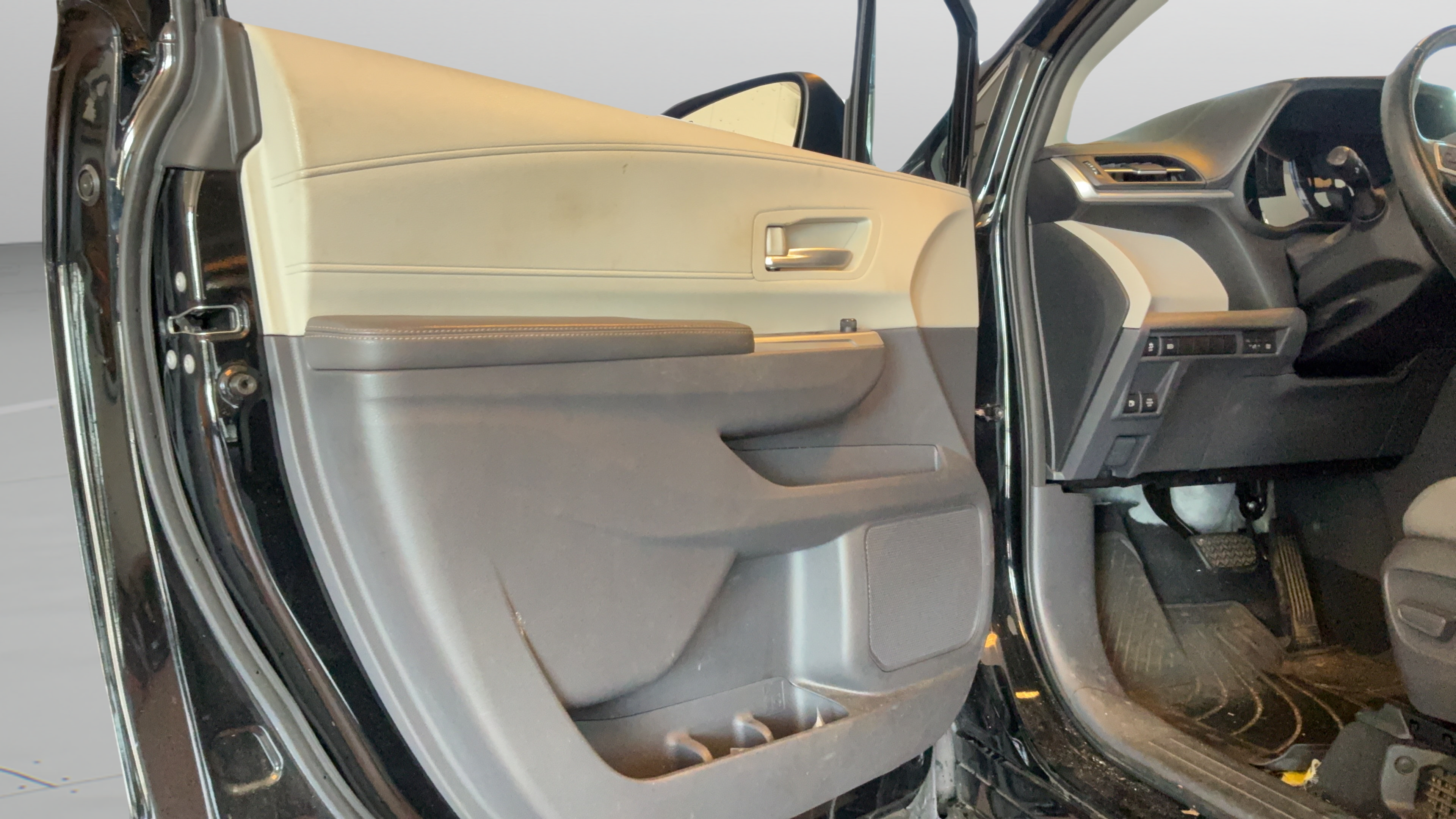 Used 2021 Toyota Sienna XLE FWD image 22