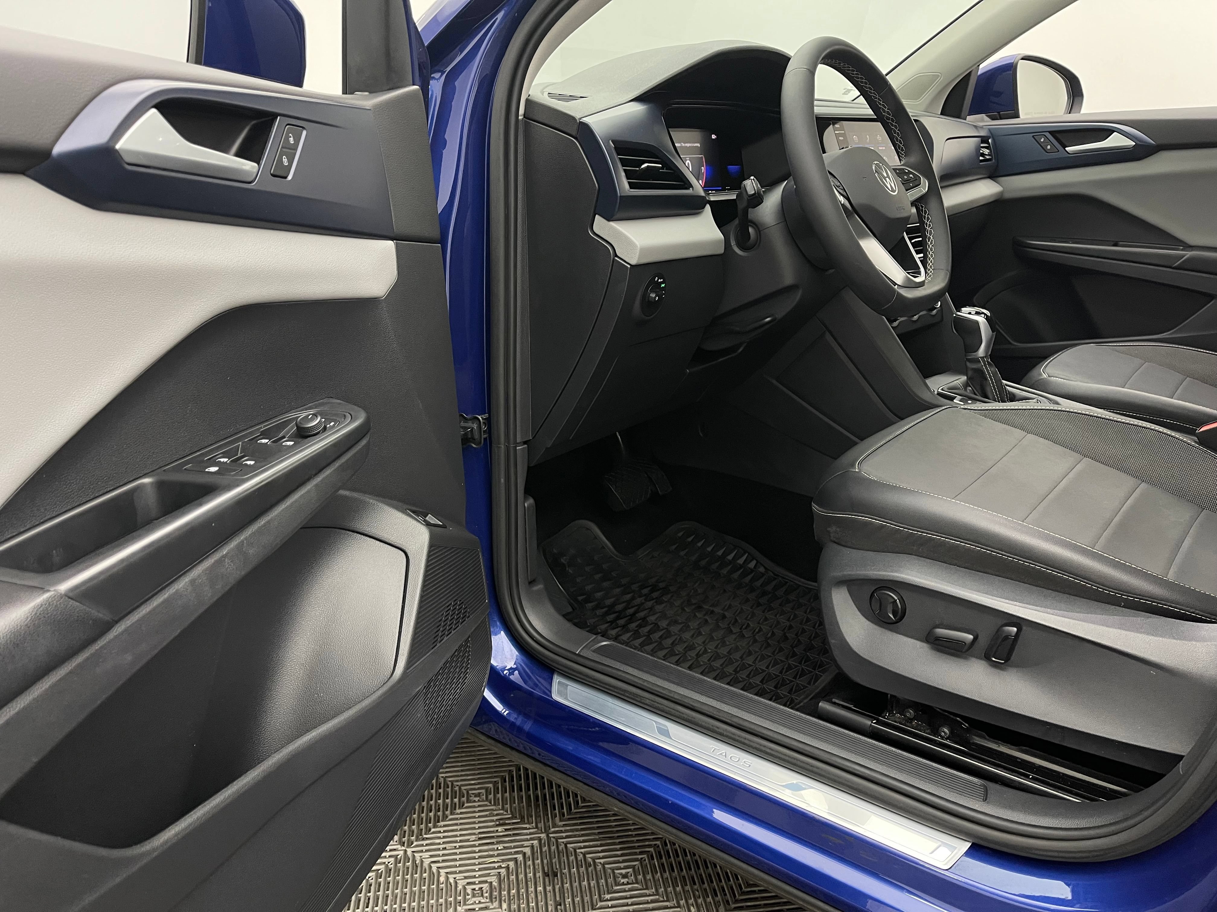 Used 2022 Volkswagen Taos SE w/ Panoramic Sunroof Package FWD image 14