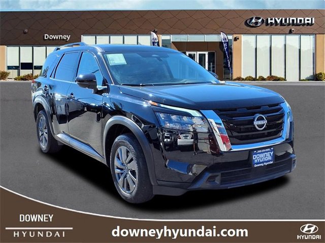 Used 2024 Nissan Pathfinder SV image 3