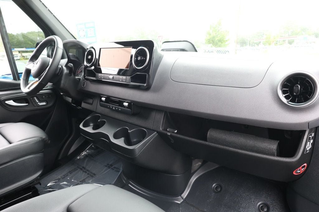 Used 2025 Mercedes-Benz Sprinter 2500 image 37