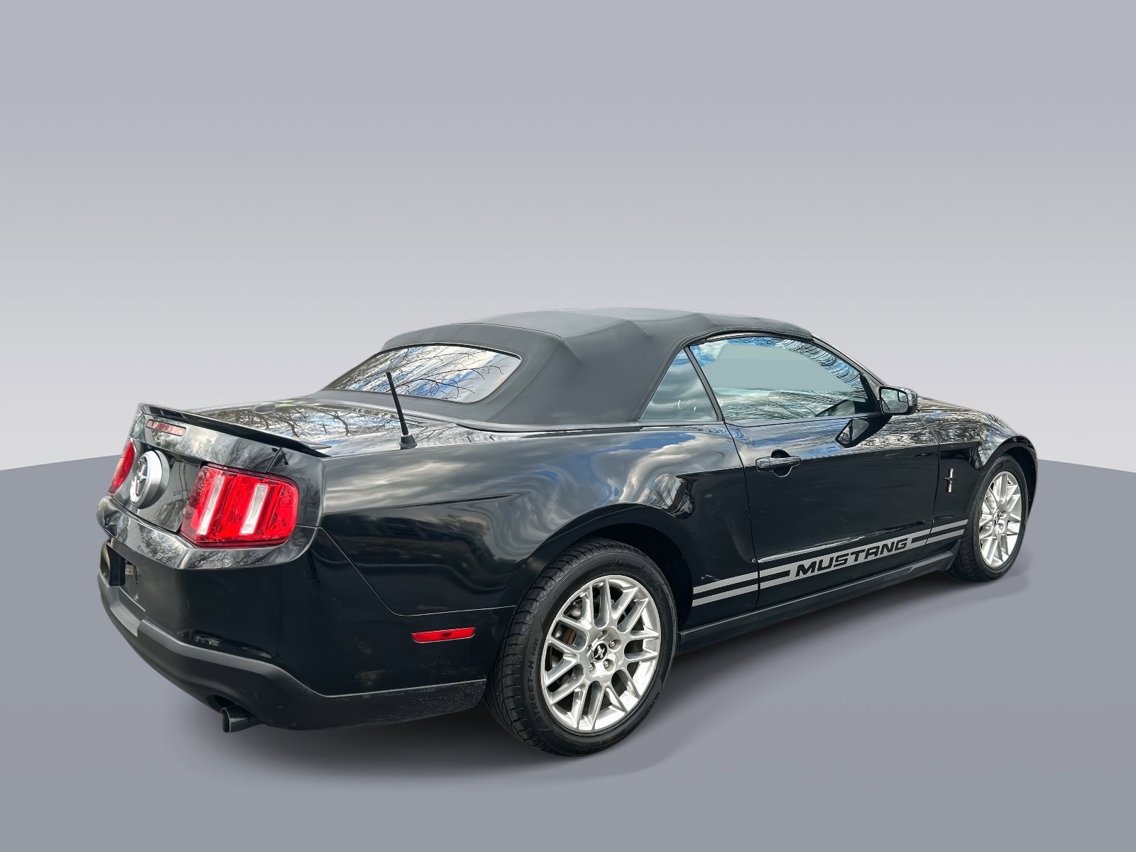 Used 2012 Ford Mustang Convertible image 3