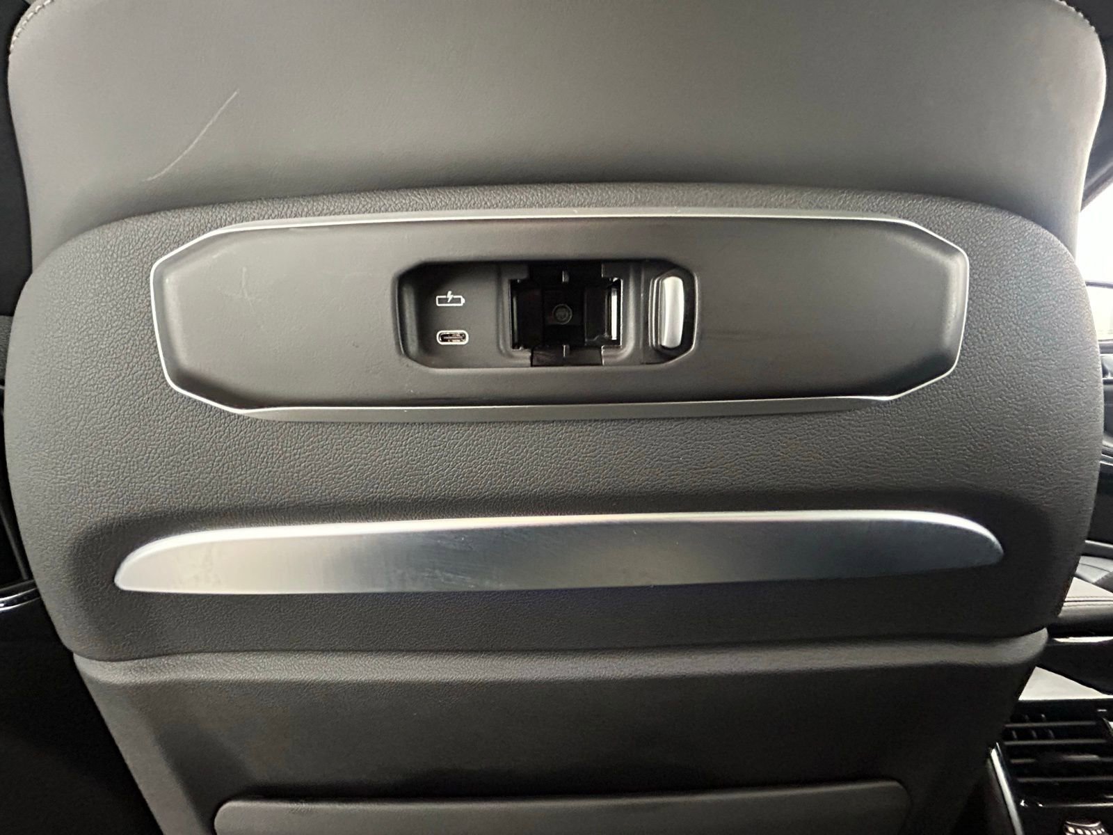 Used 2025 BMW X7 M60i w/ Executive Package image 35