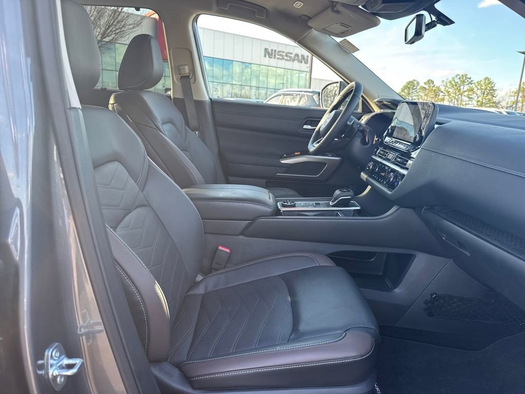 Certified 2025 Nissan Pathfinder Platinum w/ Black Appearance Package image 41