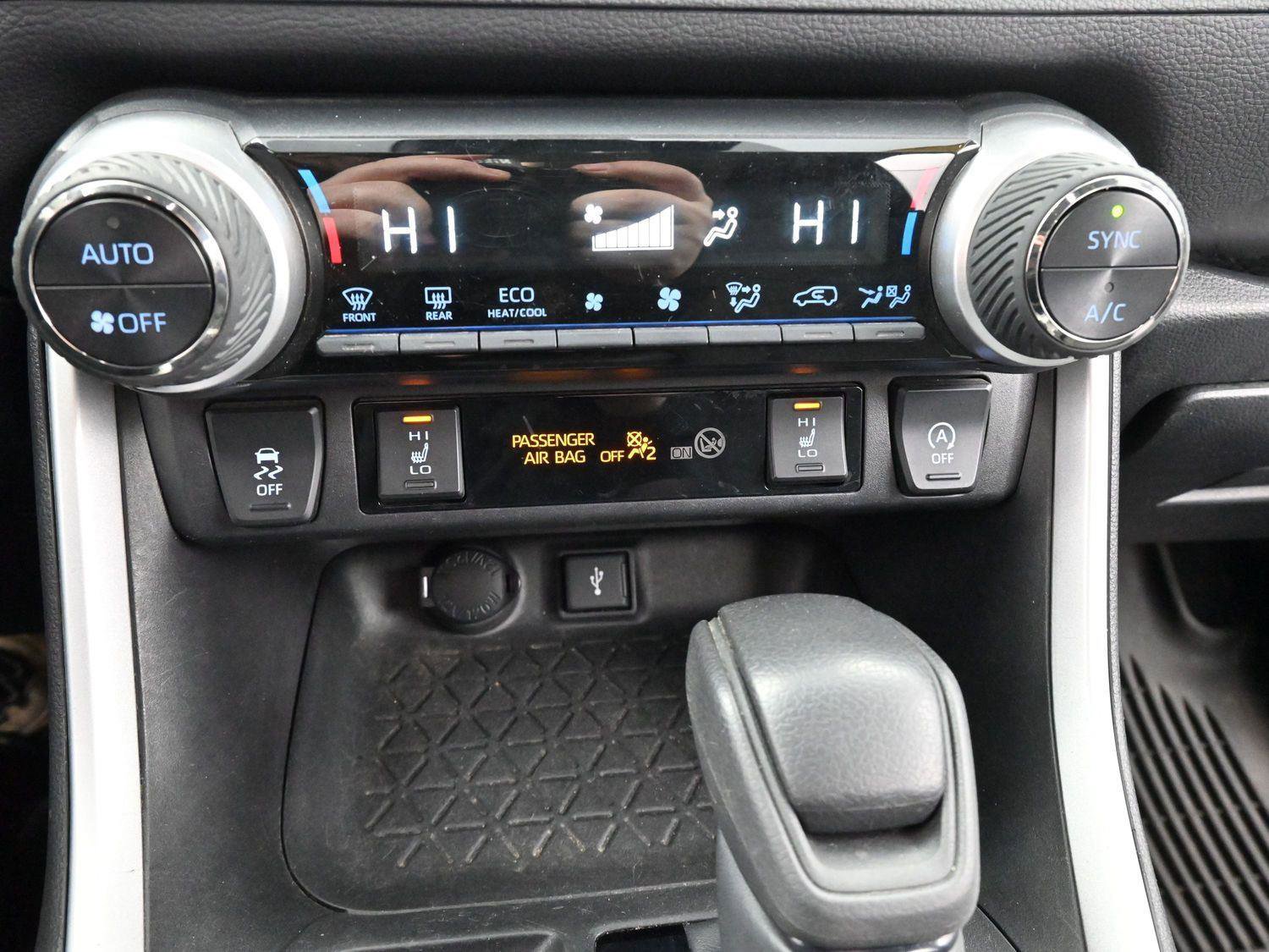 Used 2022 Toyota RAV4 XLE w/ Convenience Package image 24