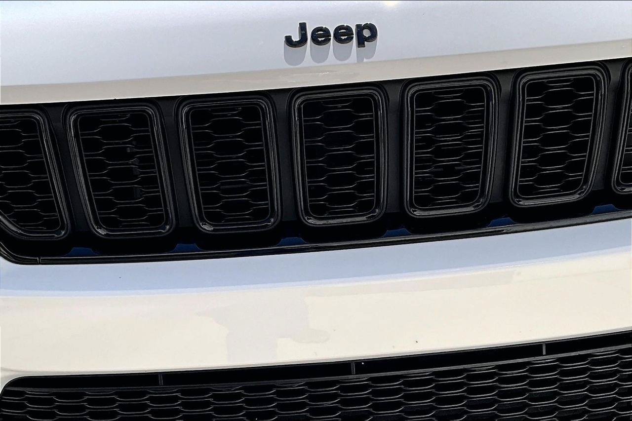 Used 2024 Jeep Grand Cherokee Altitude AWD/4WD image 33