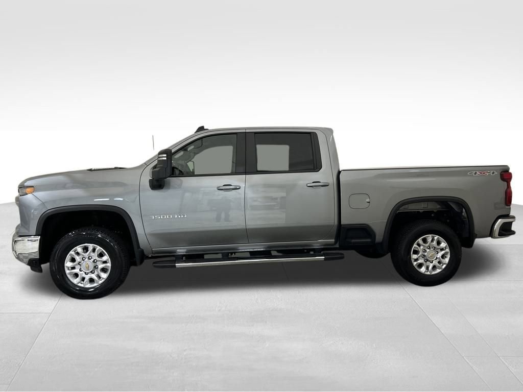 Used 2024 Chevrolet Silverado 3500 LT image 2