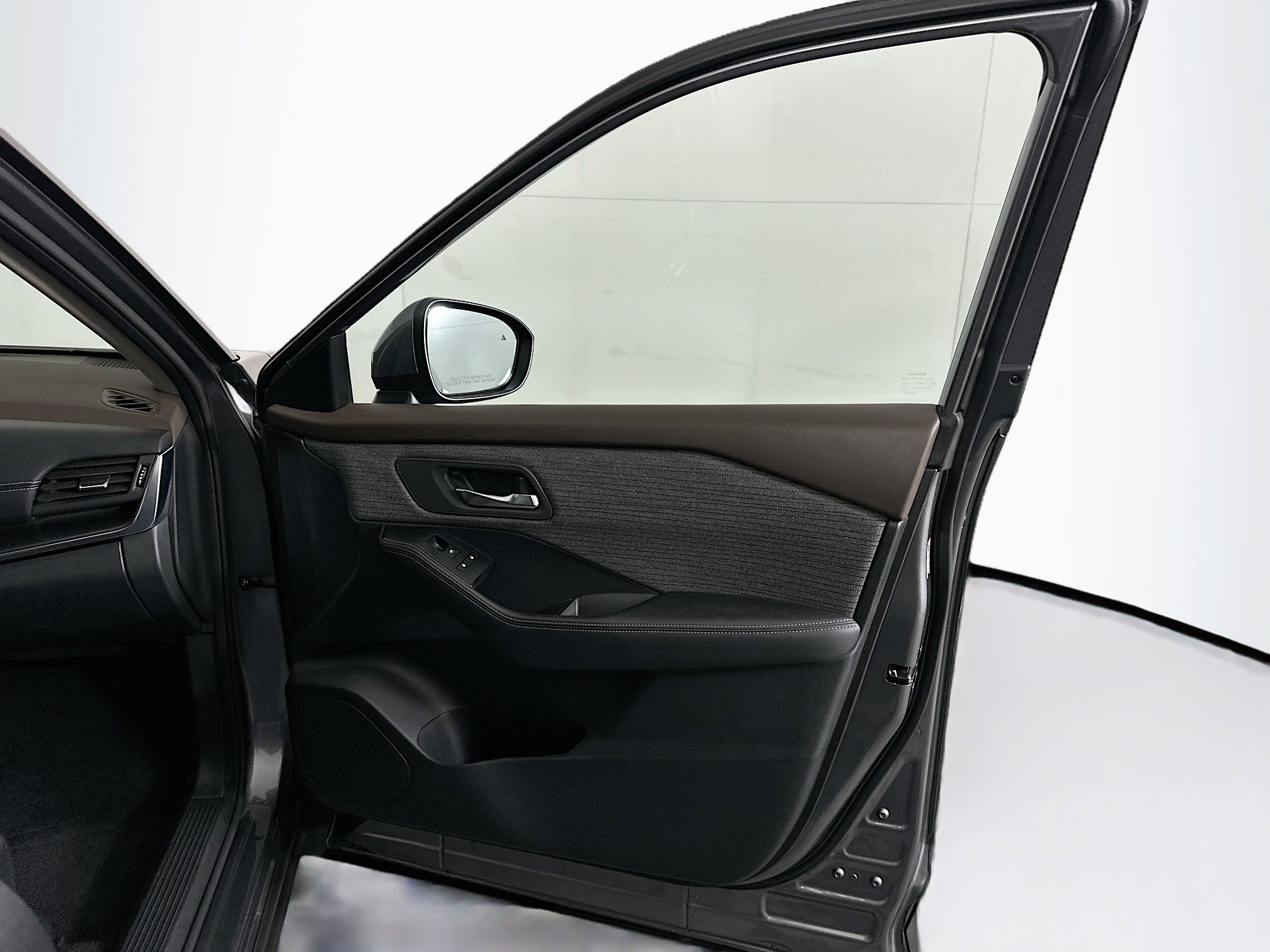 Used 2023 Nissan Rogue SV image 29