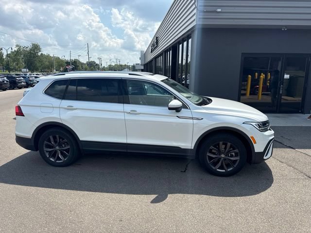 Used 2023 Volkswagen Tiguan SE w/ Panoramic Sunroof Package FWD image 2
